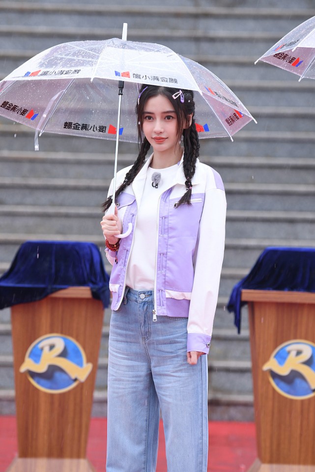 白鹿大 看不出杨颖比白鹿大5岁,同穿拼色夹克配牛仔裤,好似清纯学姐