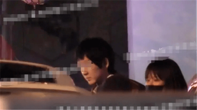 马思纯张哲轩一同去酒吧聚会 张哲轩摸脸杀马思纯 时候