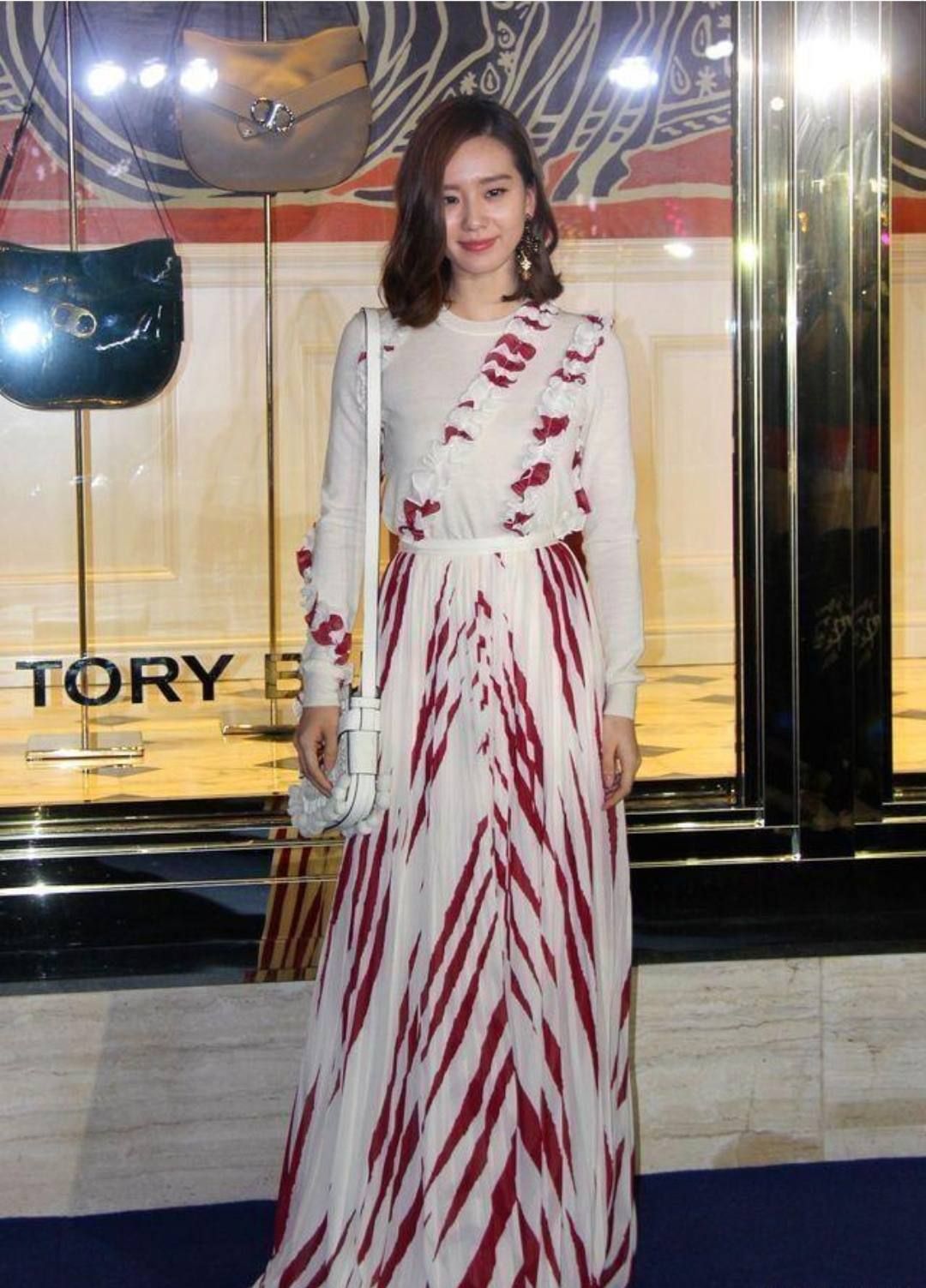 身材 刘诗诗仗着颜值高，穿条“肥牛裙”就敢出门，一般人真驾驭不了