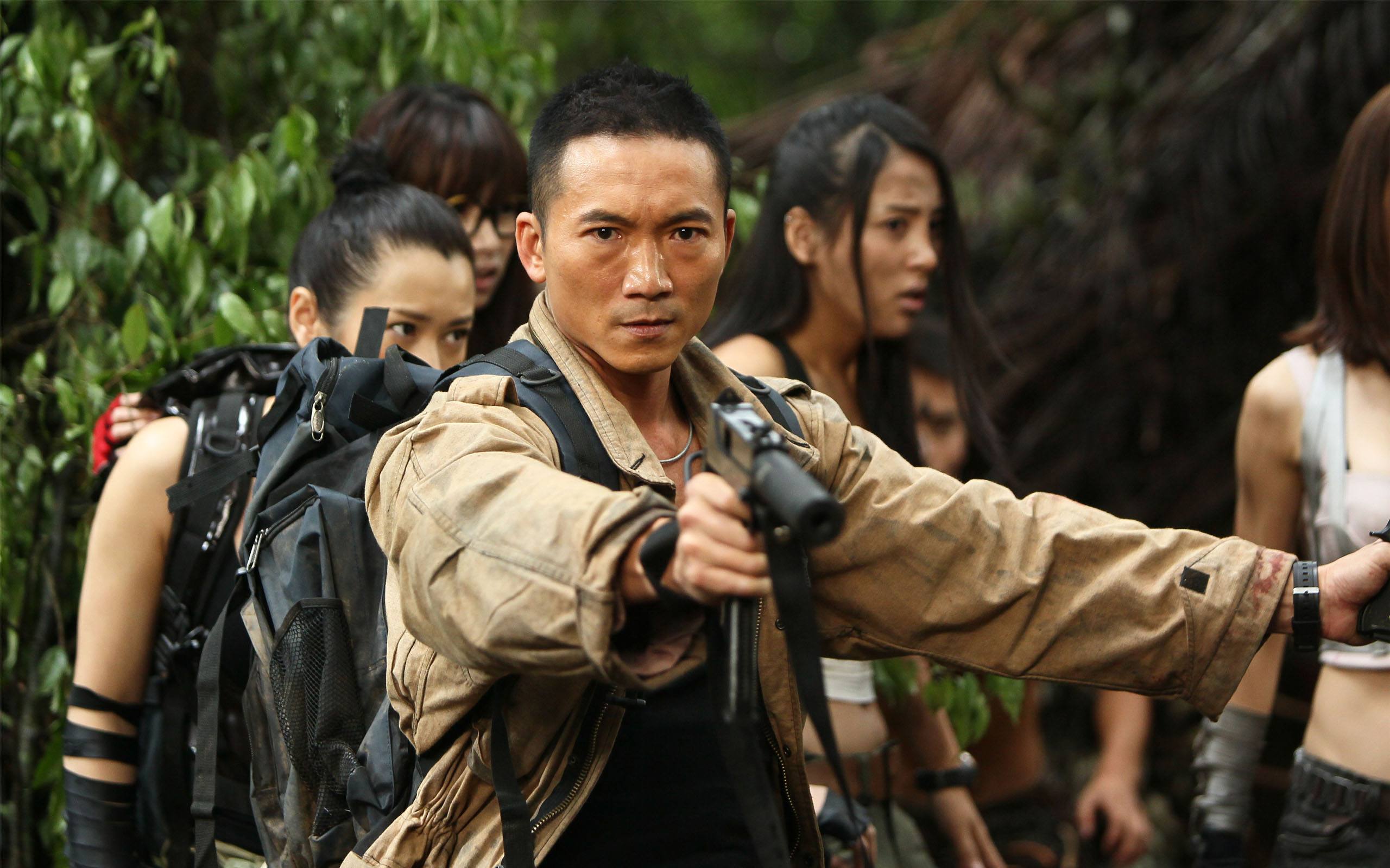 邹兆龙又主演了《不二神探》《四大名捕1,2》《超级保镖》等众多影视