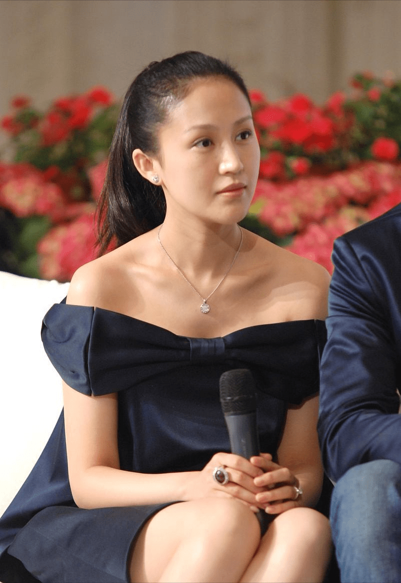 设计 鲍蕾长发和短发的感觉真不一样，穿露肩裙还素颜，清纯感挺迷人的