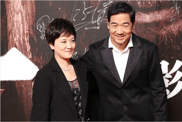 黑色 邓婕的打扮真适合50+的妈妈们，黑衣配花内搭好优雅，素颜都不丑