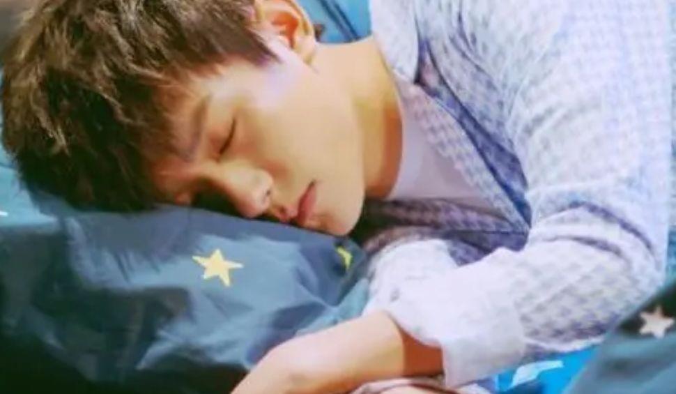 演技|热播电影《长津湖》中,易烊千玺饰演的伍万里,就是一个小屁孩