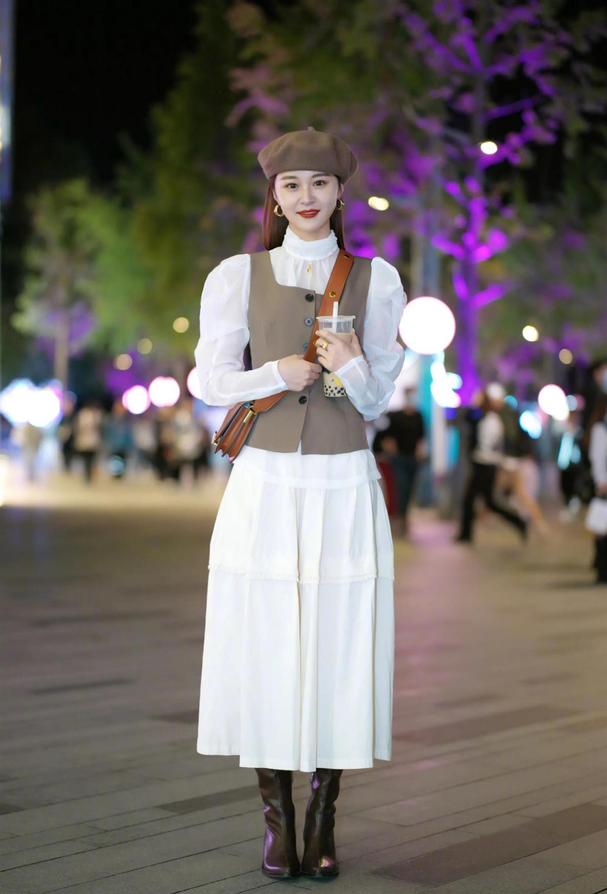 黑色 迪丽热巴自带“御姐范”，哈雷帽搭露肩针织裙，不愧是杨幂的爱徒