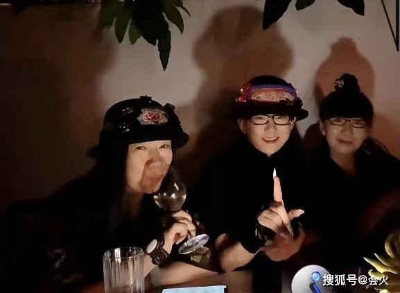 杨丽萍62岁杨丽萍吃火锅被拍！与异性合照笑容满面，打扮华丽脸仅巴掌大