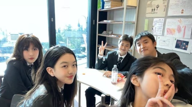 身材 15岁李嫣紧跟潮流！走纯欲风穿搭秀锁骨太成熟，时尚品味赢过王菲