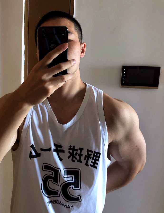 大鼻子厚嘴唇小哥愛健身，鍛造出肉壯好身材，肌肉大腿粗壯給力！ 健身減肥達人 第10张