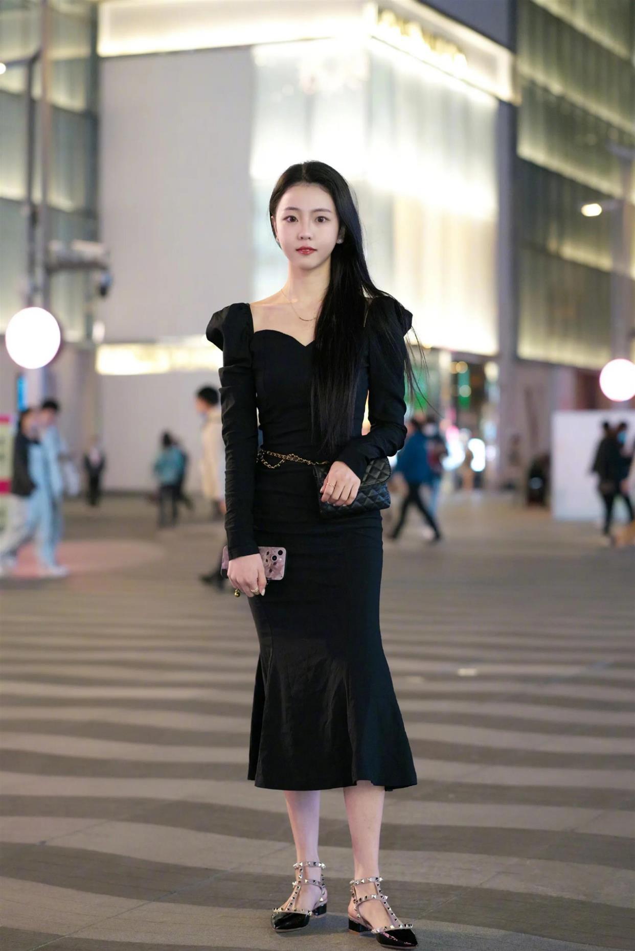 黑色 迪丽热巴自带“御姐范”，哈雷帽搭露肩针织裙，不愧是杨幂的爱徒