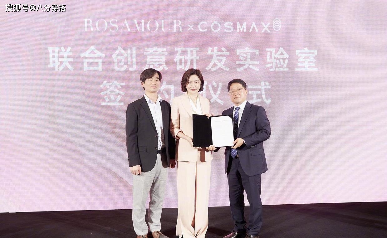 黑色 粉白配太温柔,关之琳粉色套装配白衬衫干练又知性,温柔又减龄