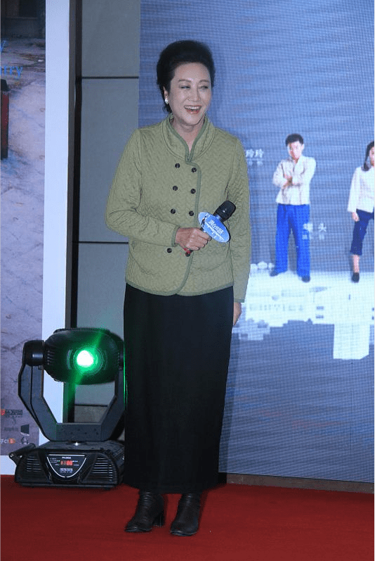 黑色 车晓妈妈王丽云都60多岁了，但气质还这么好，穿绿上衣精气神真足