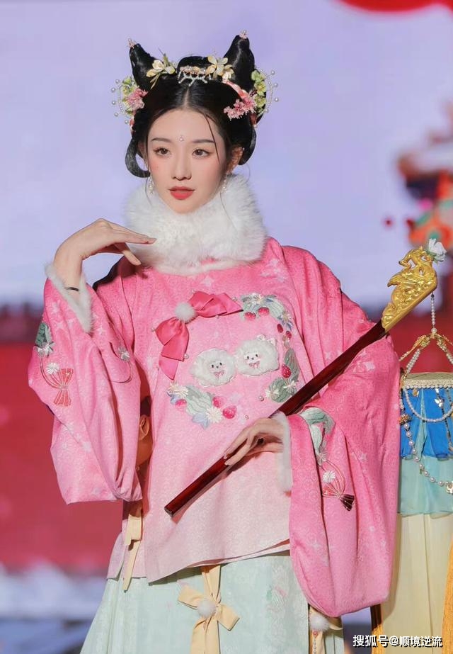 凤凰仙她们不像是来走秀，倒像是天上仙女来“赴宴”的！