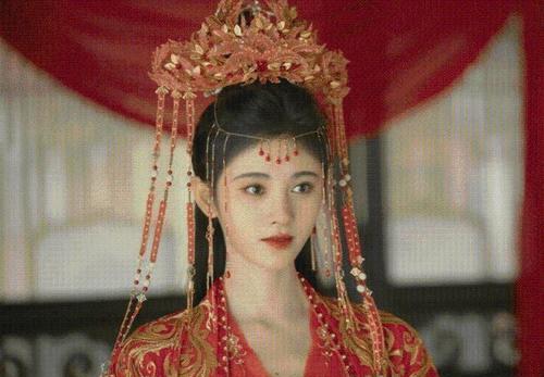 标准线|10年前出演《甄嬛传》，10年后露面《嘉南传》，脸蛋却一点都没老