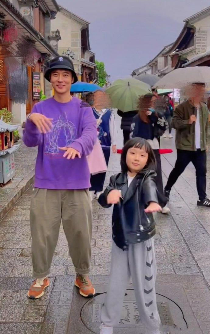 张丹峰和7岁女儿同框!街头跳舞好有爱,洪欣为父女掌镜一脸笑意