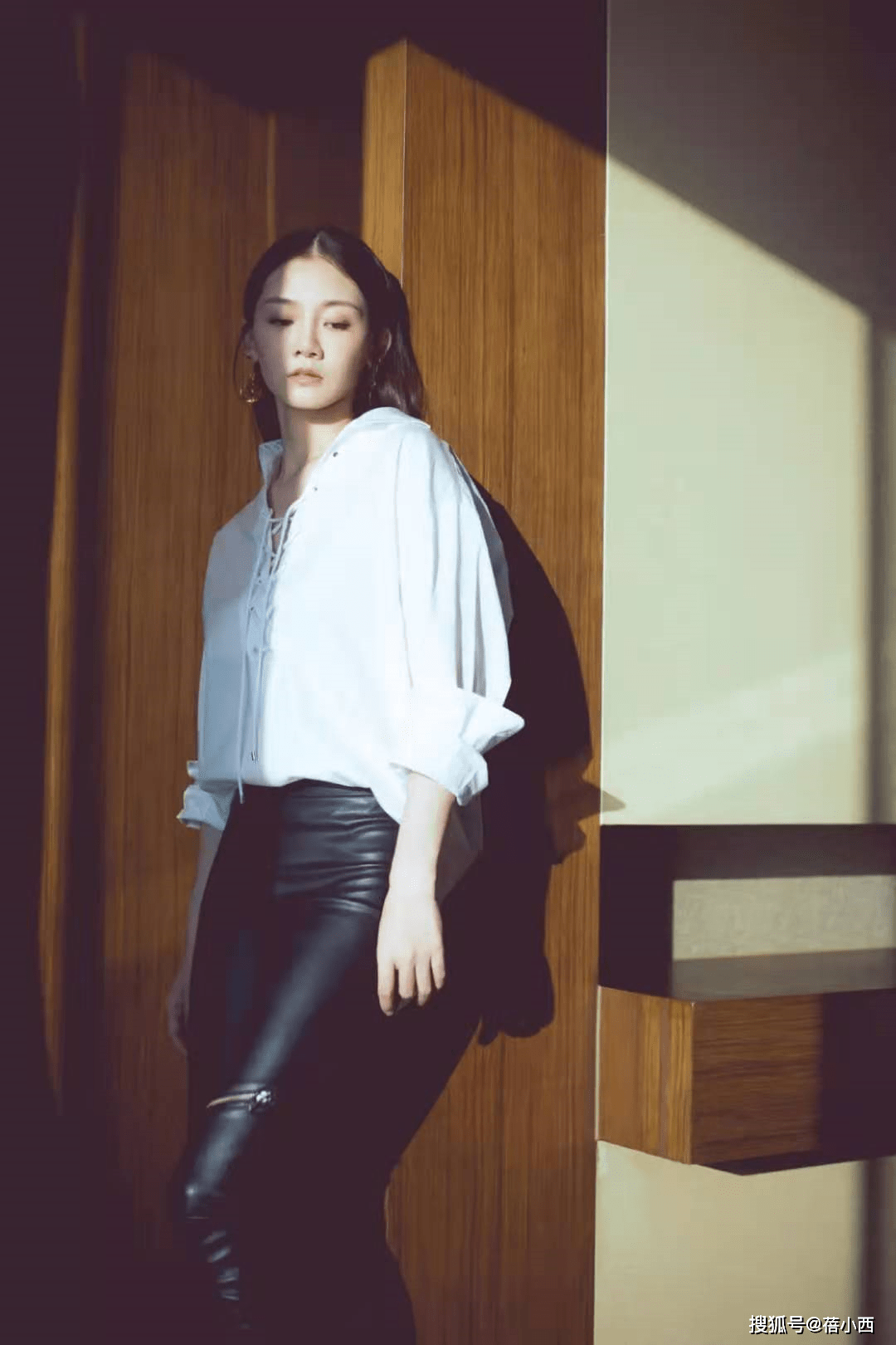 身材 郑恺老婆苗苗挺自信的，穿白色裙“挖个洞”，这“身材”果真好看