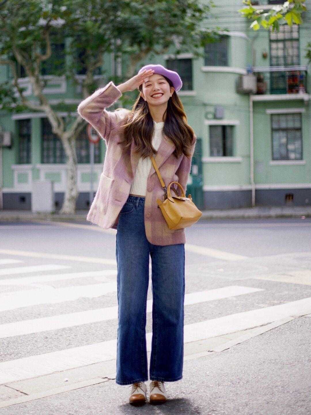 显得 格纹西装才是今年最in单品，配牛仔裤、半身裙都时髦，百搭又洋气