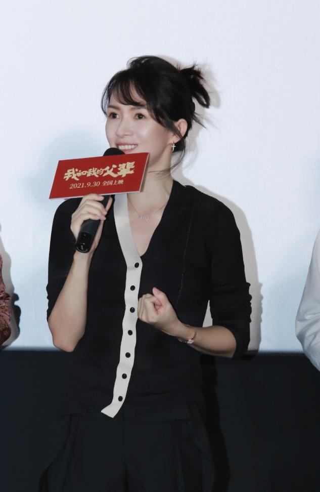 饰品 章子怡一家出游不带大女儿,儿子打扮比姐姐还娇俏,她瘦太狠显老