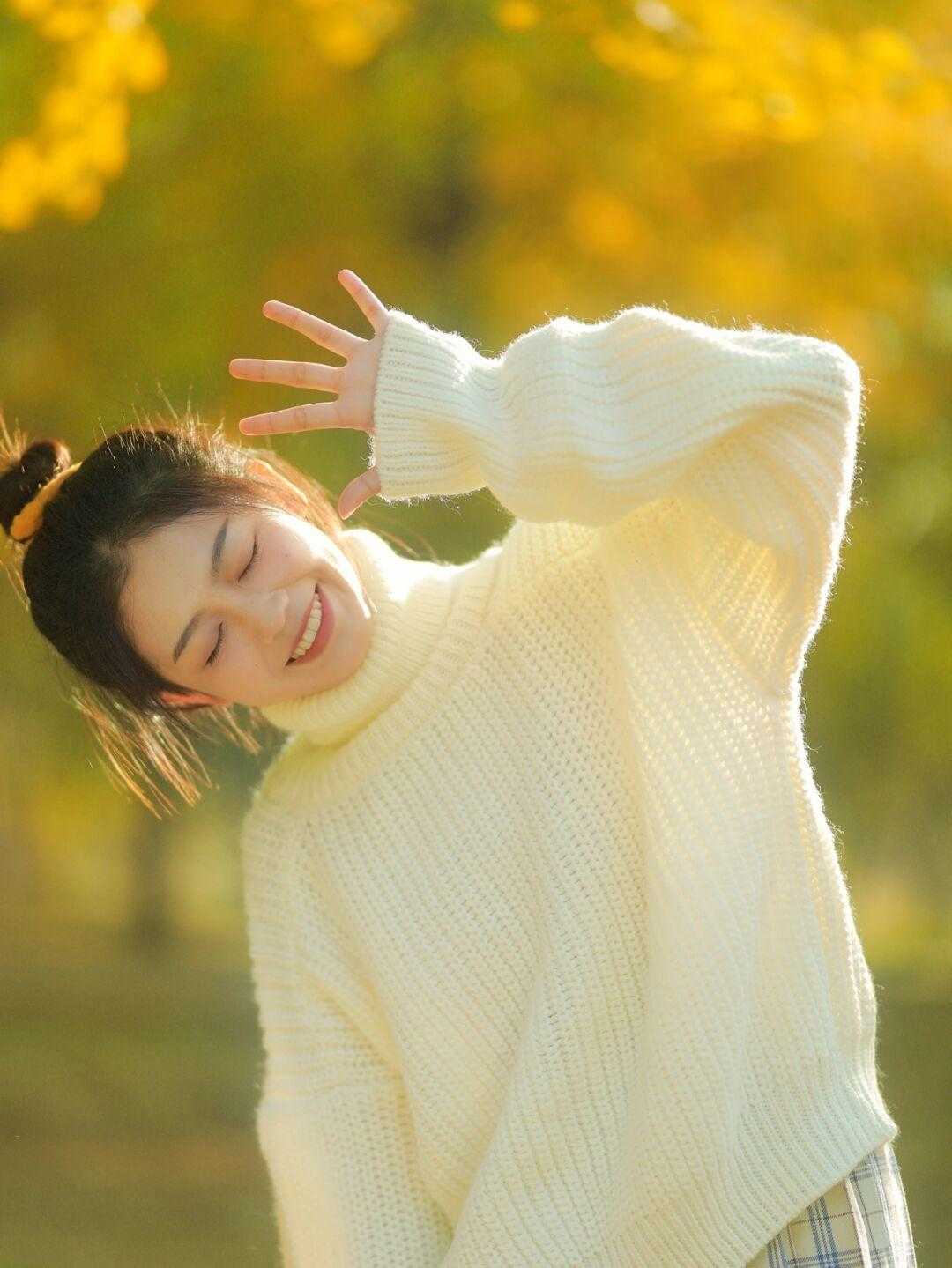 感觉 还在为大衣内搭感到烦恼？一件白色套头毛衣清爽又洋气，谁穿谁美