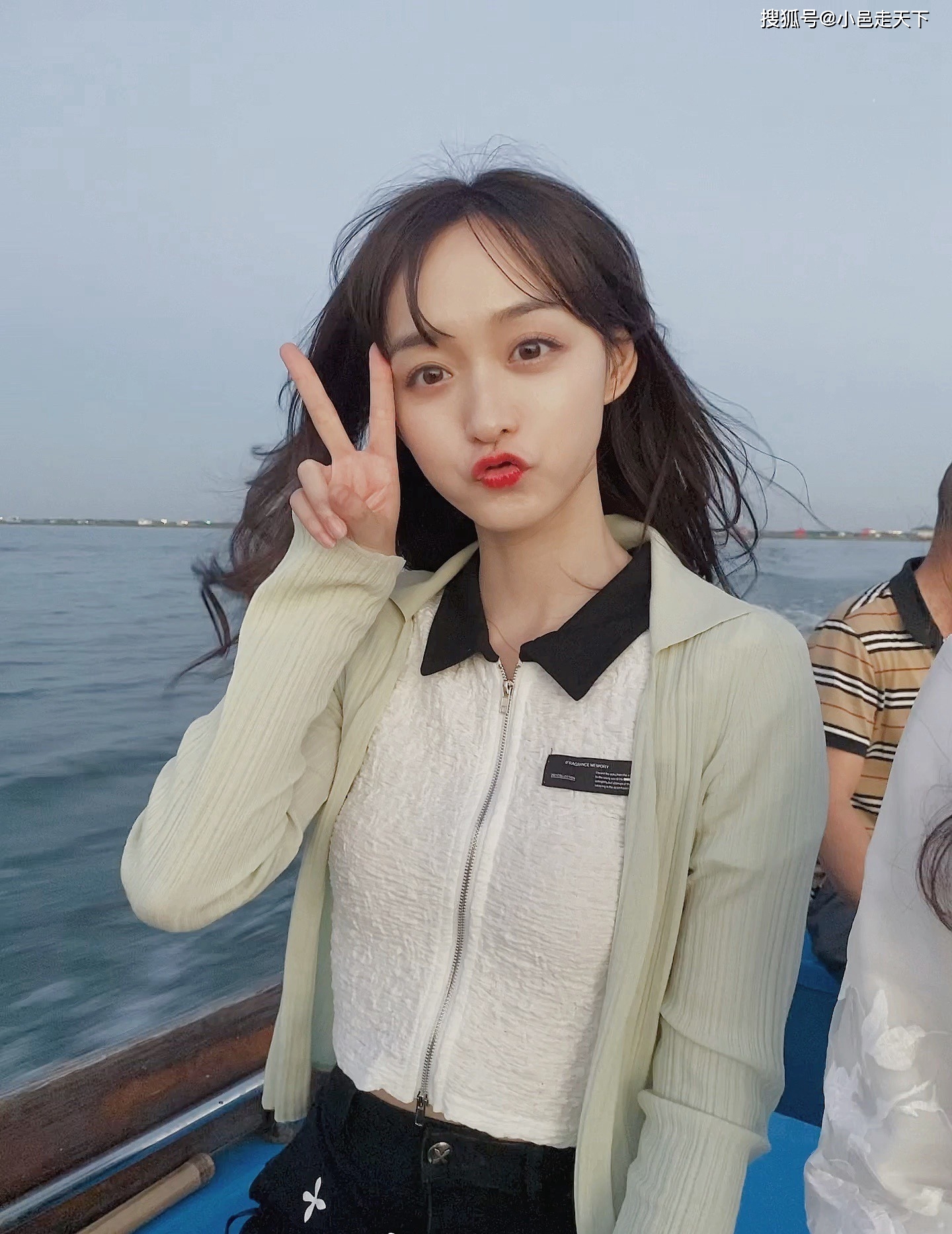 毛衣 何泓姗白色毛衣套装性感写真