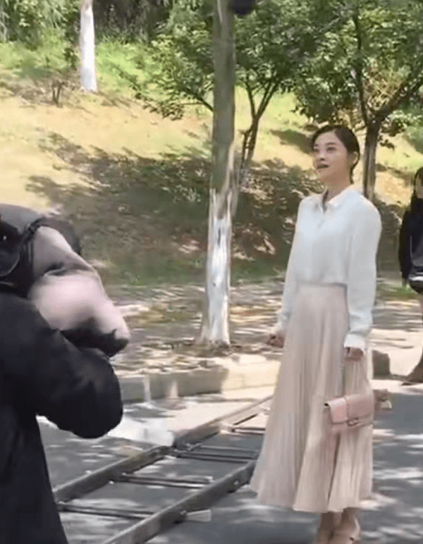 梅亭 46岁梅婷跟海清飙戏超期待,新剧要大火!杀青照穿衬衫美貌出众