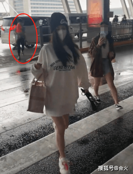 网友Baby带儿子去游乐园被拍！穿黑丝涂红唇打扮隆重，儿子侧脸像爸爸