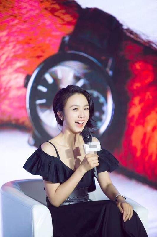 线条美 汤唯的“纯欲系”穿搭太迷人，一袭黑色吊带裙，知性优雅显女人味