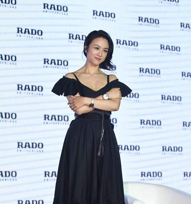 线条美 汤唯的“纯欲系”穿搭太迷人，一袭黑色吊带裙，知性优雅显女人味