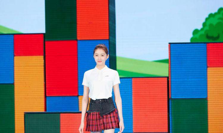 工装裤 关晓彤穿“睡衣风”长裙扎麻花辫，满屏青春气，配短靴小腿成焦点