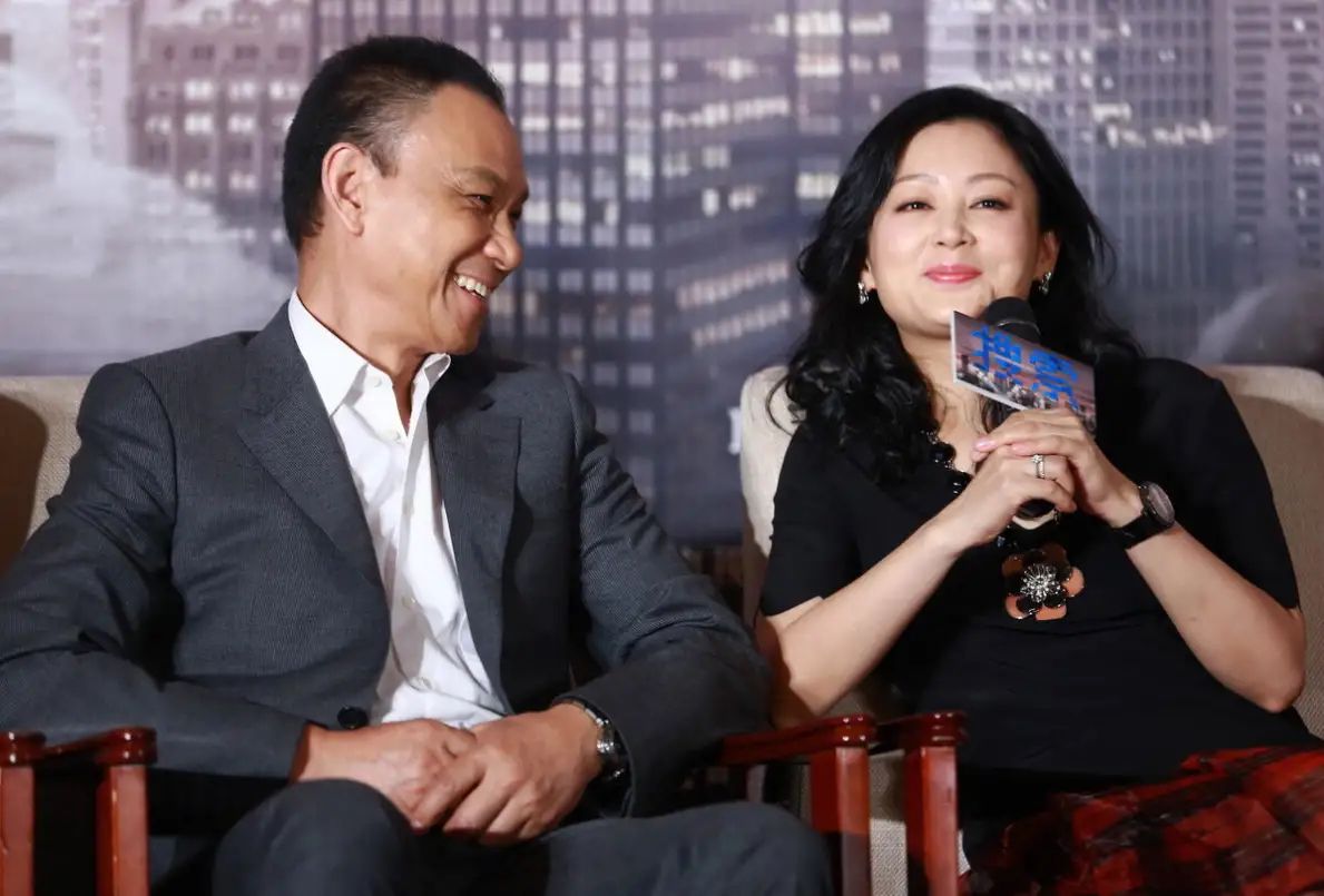 关键 陈凯歌老婆越老越有魅力，黑上衣配格纹裙，打扮低调却十分妩媚