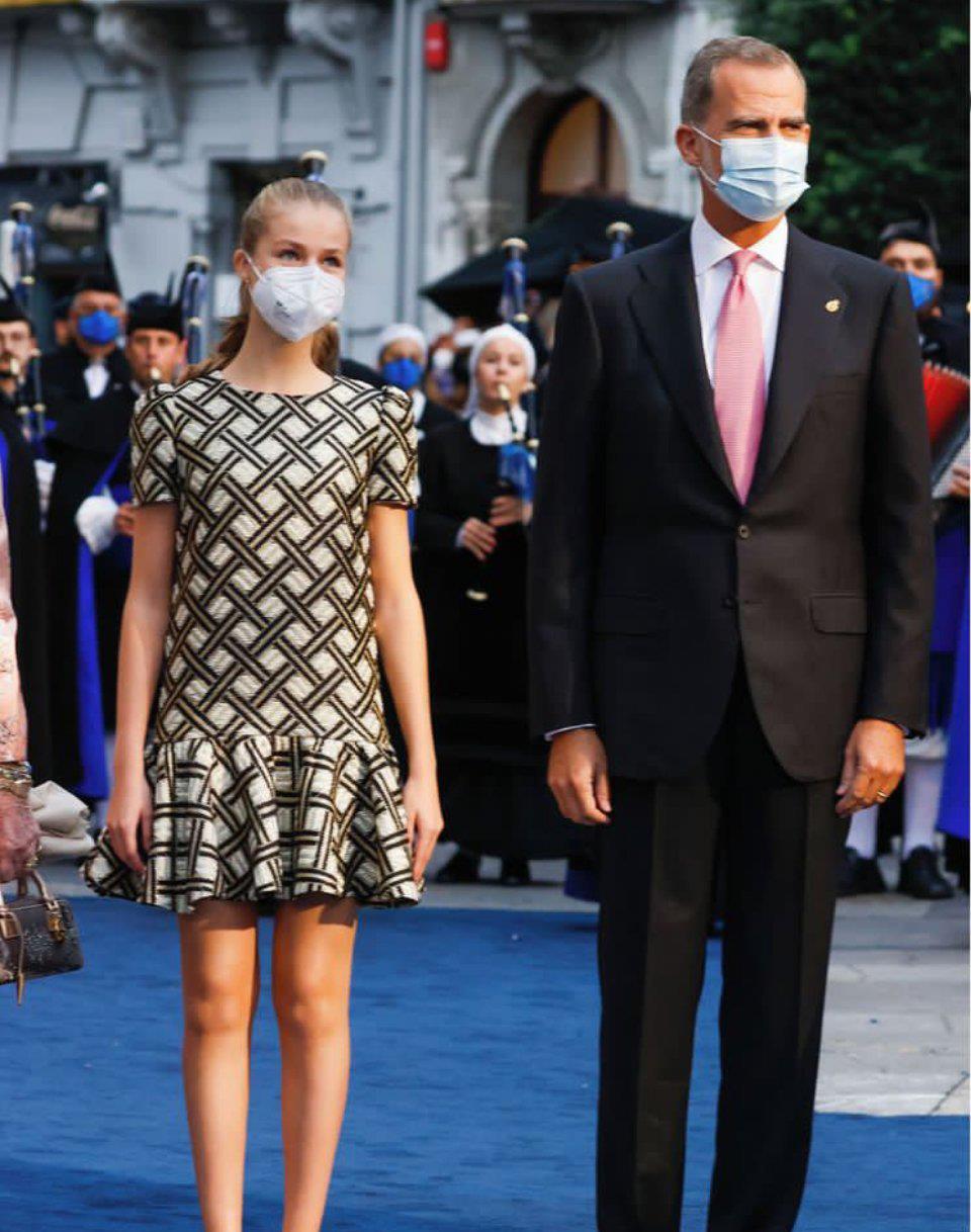 公主 莱昂诺尔公主与妹妹同穿裙子，赢在了裙短显活力，索妹打扮的显胖