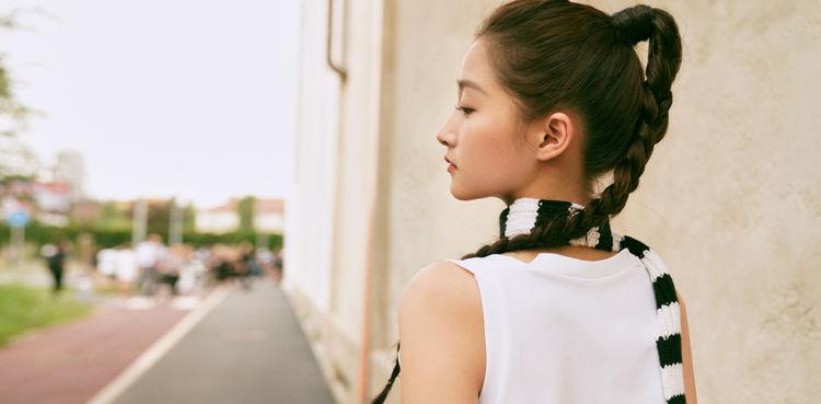 工装裤 关晓彤穿“睡衣风”长裙扎麻花辫，满屏青春气，配短靴小腿成焦点