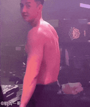 健身|194cm夜店猛男脱衣秀肉引发尖叫，这肉体谁顶得住啊