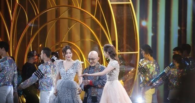 身材 袁姗姗和关晓彤同框立见高下，穿波点裙看着身材挺丰满，气质不赖