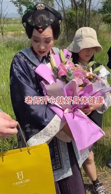 状态刘雪华素颜出镜上节目，驼背瘪嘴展示真实容颜，是61岁老奶奶！