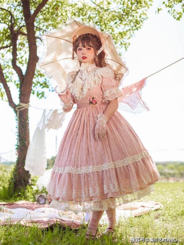 洛丽塔 有女人味还不庸俗!微胖女人这样穿“洛丽塔”,显瘦又显端庄