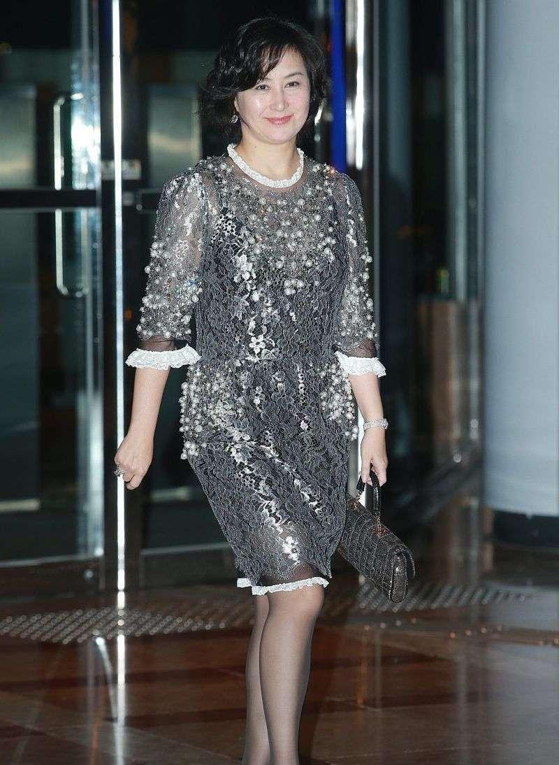 颜色 何超琼真有豪门气度，穿花花绿绿的薄纱黑裙，皱纹里藏着优雅自信