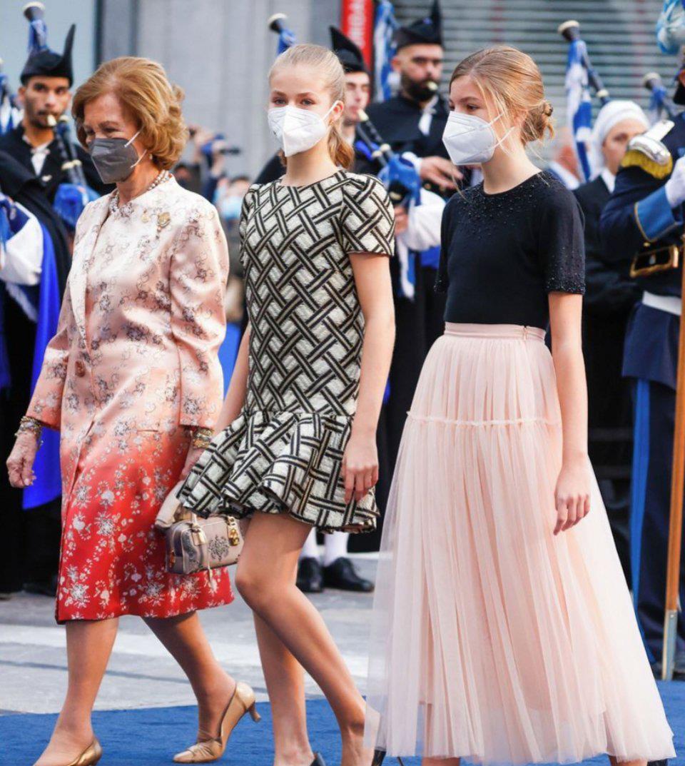 公主 莱昂诺尔公主与妹妹同穿裙子，赢在了裙短显活力，索妹打扮的显胖