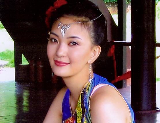 何苗饰演善良,美丽,勇敢的傣家公主,军旅剧《海天之恋》中饰演谢冰冰