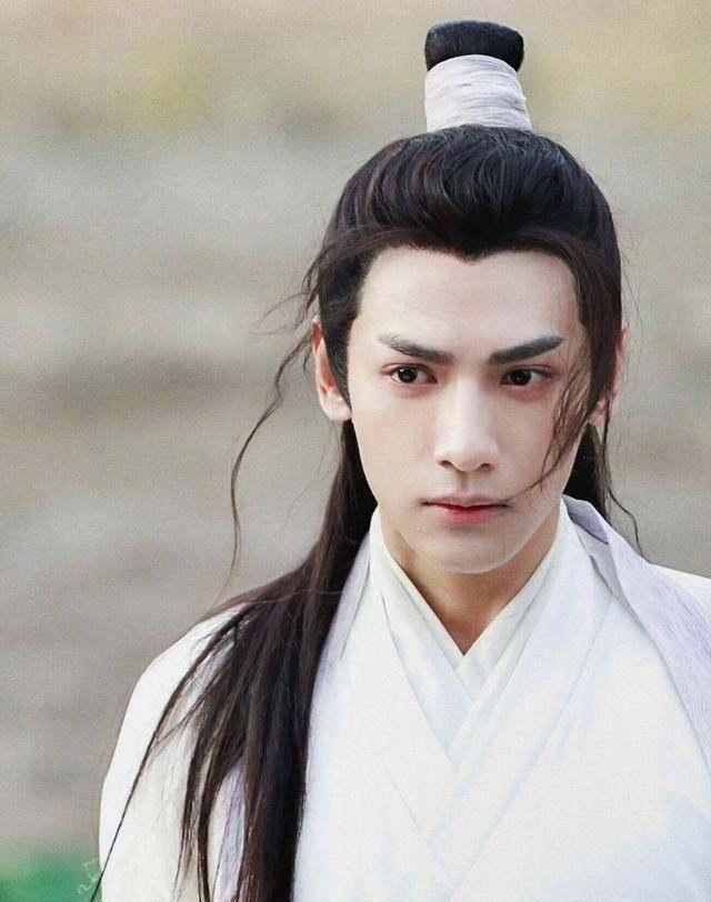 长发|原以为陈都灵很美了，看到罗云熙造型，才知道长月无烬选角不简单