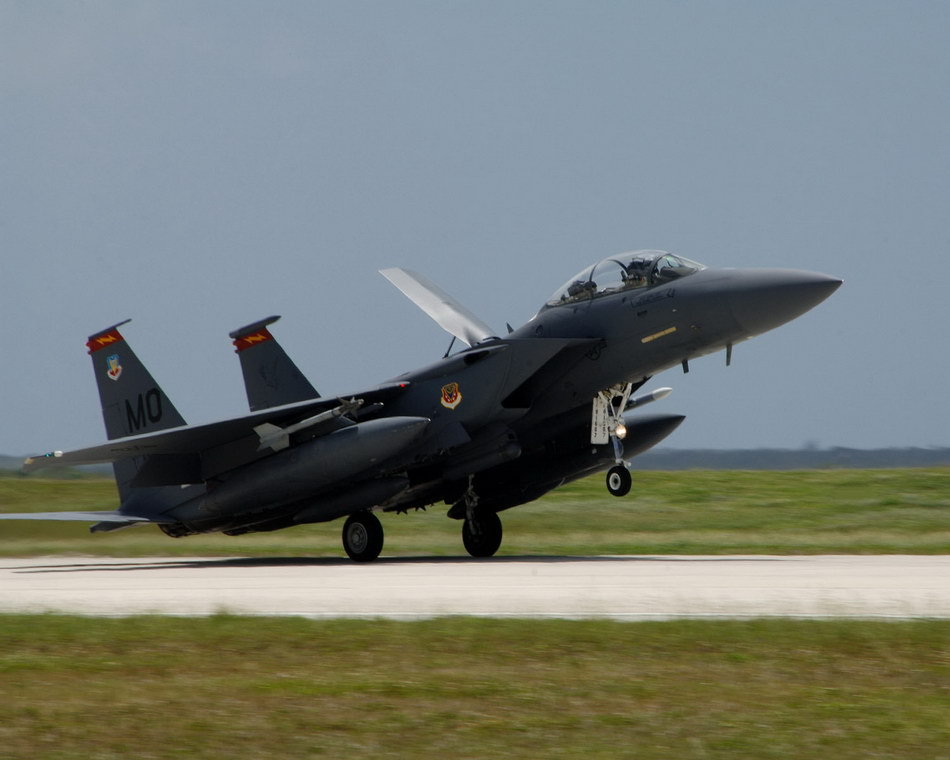 双引擎 全天候 高机动性 空中优势重型f-15鹰式战斗机_战斗轰炸机