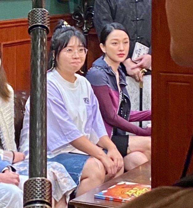 显得 周迅聚会被拍到，不打光修图普通的像个老阿姨，脸发福又土黄！