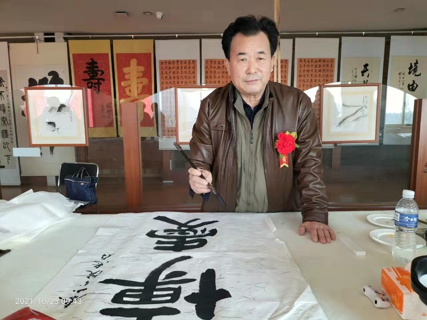 著名书法家吴梦堂老师现场创作《博爱》著名书画家张成泽老师现场创作