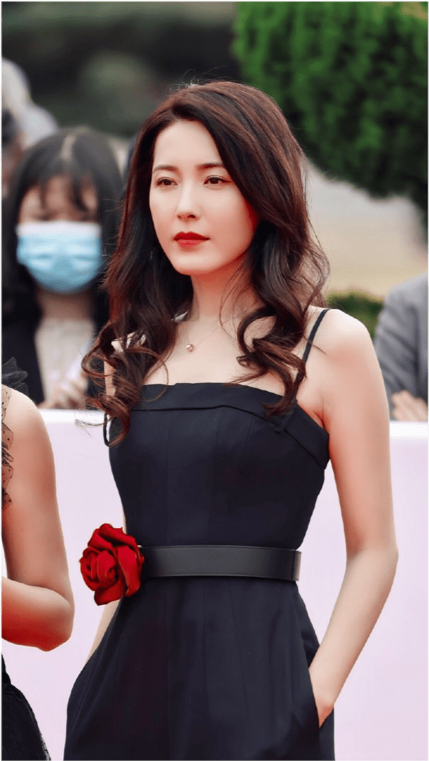 黑色 全黑look照样穿出优雅感！明星穿搭小技巧不容错过，让你美美出镜