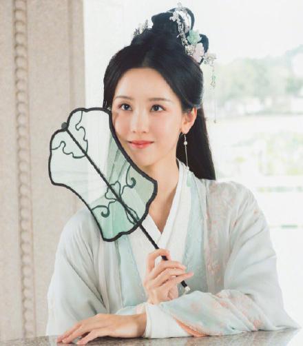 长发|原以为陈都灵很美了，看到罗云熙造型，才知道长月无烬选角不简单