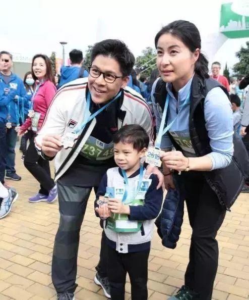 郭晶晶 郭晶晶参加学校活动，穿紧身裤成X型腿，身材是不好但气质高贵！
