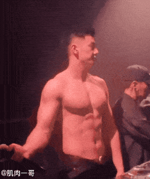 健身|194cm夜店猛男脱衣秀肉引发尖叫，这肉体谁顶得住啊