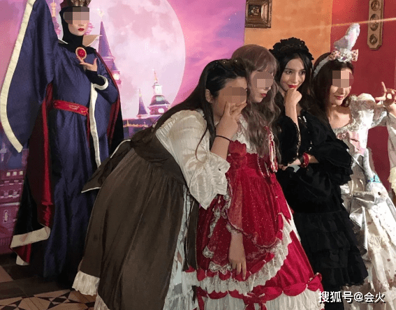 网友Baby带儿子去游乐园被拍！穿黑丝涂红唇打扮隆重，儿子侧脸像爸爸