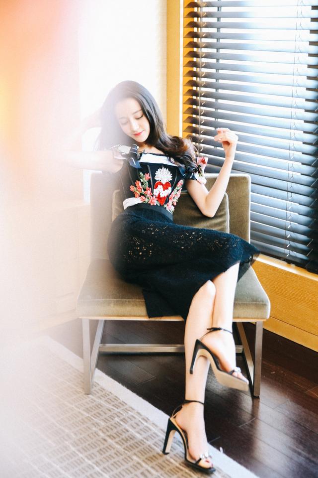 金色 迪丽热巴才是“尤物身材”，金色吊带裙大秀蝴蝶背，没有一丝赘肉