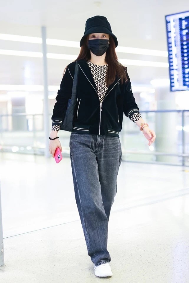 身材 袁姗姗颜值下滑真快，穿方领小黑裙显“老态”，身材倒是很抢镜