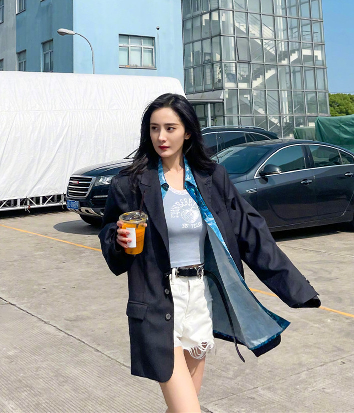 发型杨幂换了一款“小男孩短发”，认了10分钟，我才认出来，又帅又美