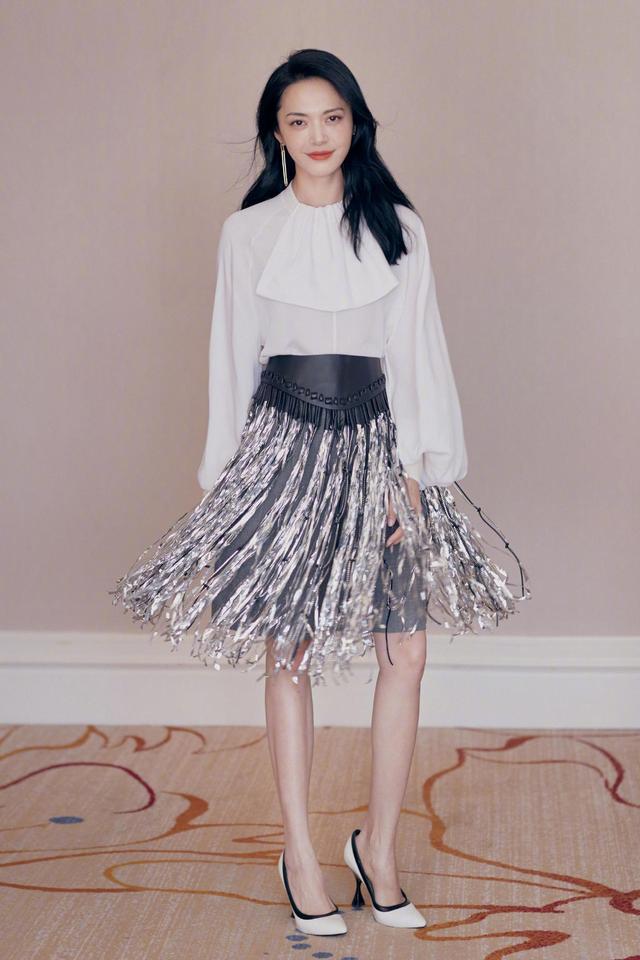 江疏影 江疏影带“火”了粉色衬衫，配卡其色半身裙青春靓丽，大长腿抢镜